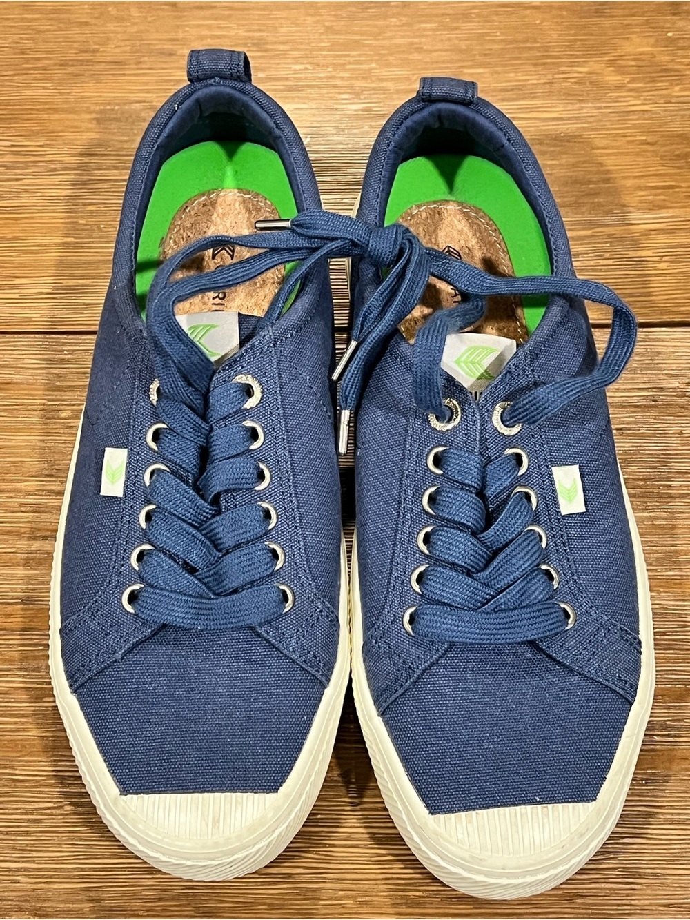 Cariuma Navy Canvas Low-Top Sneakers with Green Insole